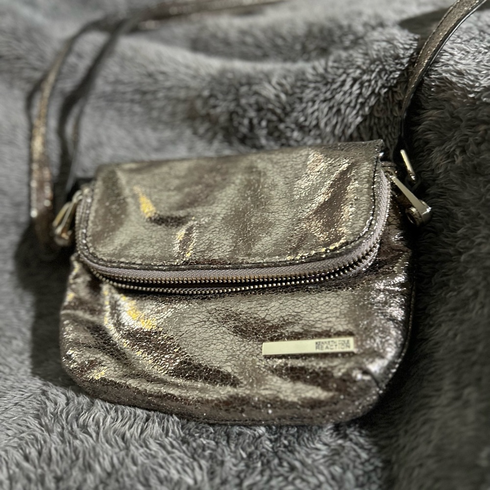 Kenneth Cole- Reaction Crossbody (Champagne/glitter)